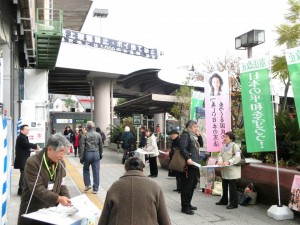 堺東駅前での署名活動